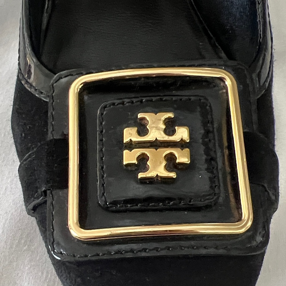 EUC Tory Burch GORGEOUS Black Suede Pumps with Patent Leather & Gold Accent 9.5